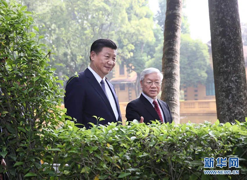 Photo 2 : Le président Xi Jinping (à gauche), également secrétaire général du Comité central du Parti communiste chinois (PCC), s'entretient avec le secrétaire général du Comité central du Parti communiste vietnamien (PCV) Nguyen Phu Trong dans l'ancienne résidence du défunt dirigeant vietnamien Ho Chi Minh à Hanoï, capitale du Vietnam, le 13 novembre 2017. (Photo Lan Hongguang)