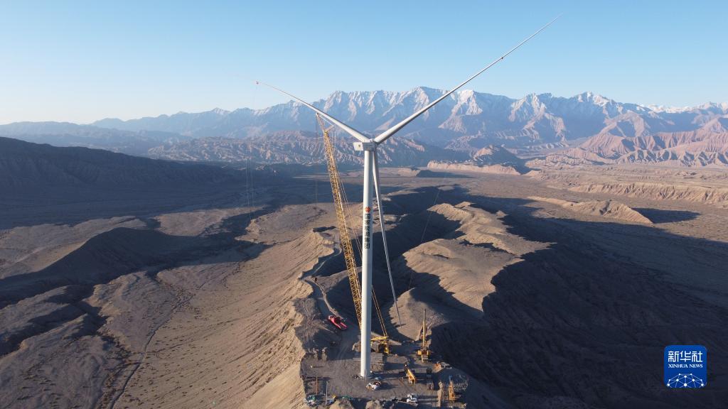 Xinjiang : fin de l'installation de la première éolienne dans la préfecture la plus à l'ouest de la Chine