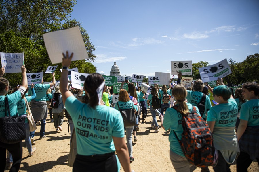 Des gens se rendent au Capitole à Washington D.C., aux Etats-Unis, pour demander l'interdiction des armes à feu, le 17 avril 2023. (Aaron Schwartz/Xinhua)