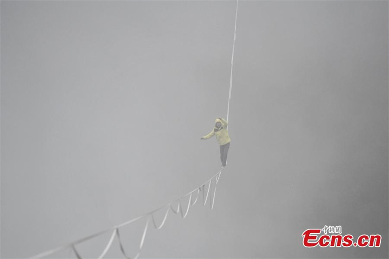 Hunan : un funambule traverse une vallée de 300 mètres de long