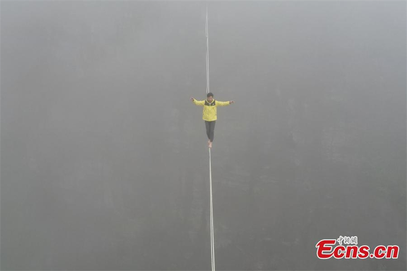 Hunan : un funambule traverse une vallée de 300 mètres de long
