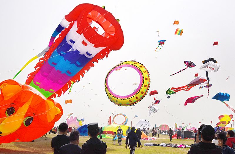 Shandong : ouverture du Festival international du cerf-volant de Weifang