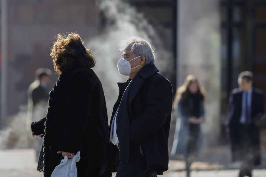 Un homme portant un masque dans une rue à Washington D.C., aux Etats-Unis, le 16 décembre 2022. (Xinhua/Ting Shen)