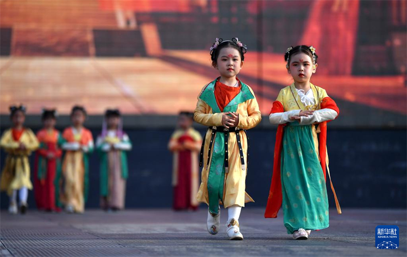 Shaanxi : un défilé de costumes traditionnels chinois à Xi'an