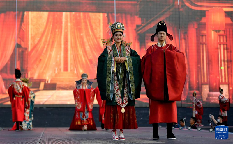 Shaanxi : un défilé de costumes traditionnels chinois à Xi'an