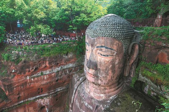 Les voyageurs affluent pour voir le Bouddha géant de Leshan dans la province du Sichuan, dans le sud-ouest de la Chine, le 1er mai 2023. (Photo/China News Service)