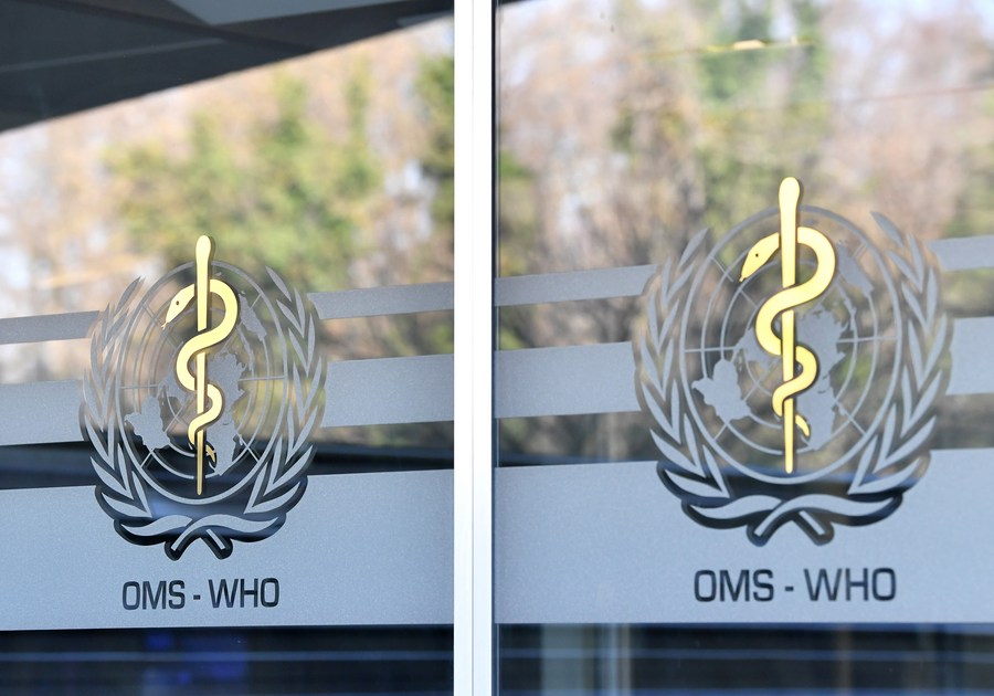 Photo prise le 30 janvier 2023 des logos de l'Organisation mondiale de la santé (OMS) à son siège à Genève, en Suisse. (Xinhua/Lian Yi)