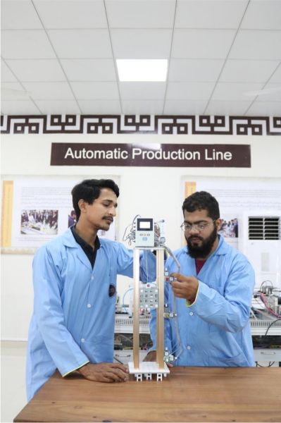 Des étudiants simulent et pratiquent les techniques d'assemblage et de fonctionnement des ascenseurs dans une classe d'automatisation industrielle et de robotique d'un atelier Luban au Pakistan. (Photo fournie par l'atelier Luban au Pakistan)