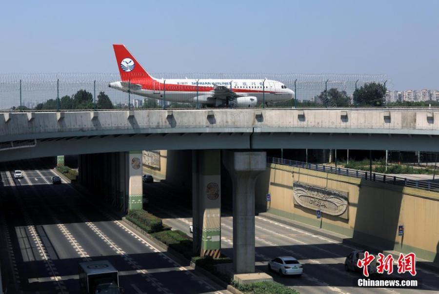 Un avion circule sur la voie de circulation de l'aéroport international Shuangliu de Chengdu, capitale de la province du Sichuan (sud-ouest de la Chine), le 4 mai 2023. (Wang Lei / China News Service)