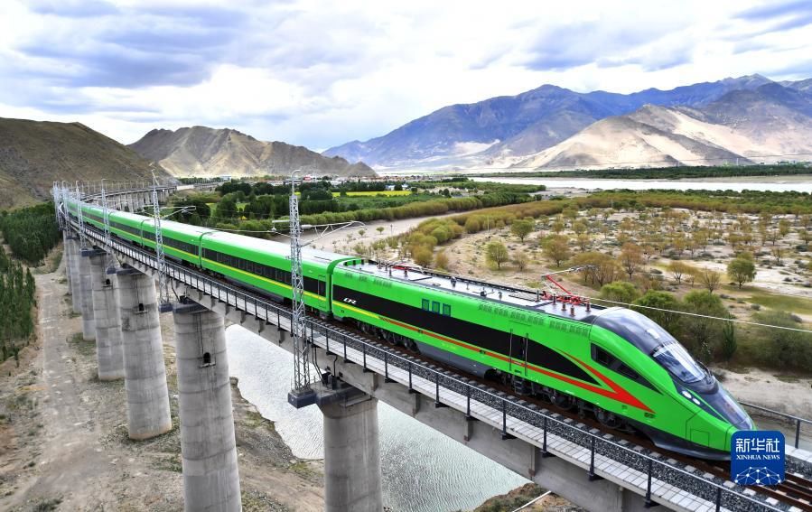 Photo montrant un train circulant sur le chemin de fer Qinghai-Tibet. (Photo / Xinhua)