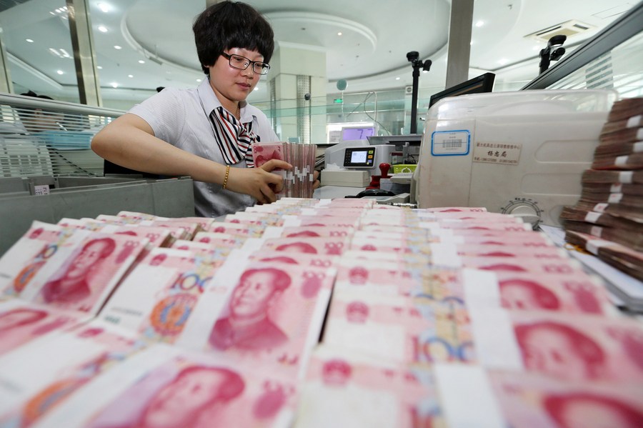 Photo d'archives d'une employée comptant des billets de renminbi (RMB), la monnaie chinoise, dans une banque de Lianyungang, dans la province orientale du Jiangsu. (Xinhua/Si Wei)