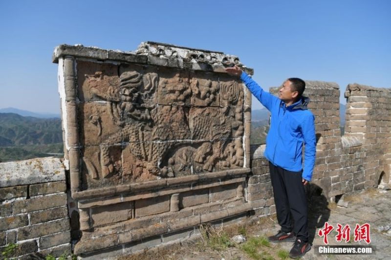 Hebei : un mur écran de Kirin sur la section de Jinshanling de la Grande Muraille
