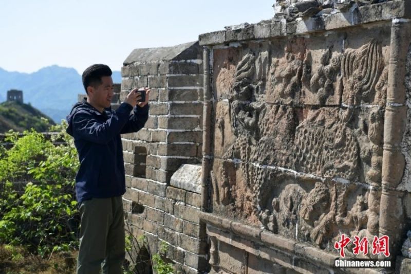 Hebei : un mur écran de Kirin sur la section de Jinshanling de la Grande Muraille
