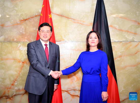  Le conseiller d'Etat et ministre chinois des Affaires étrangères Qin Gang (à gauche) serre la main à la ministre allemande des Affaires étrangères Annalena Baerbock lors de leur rencontre à Berlin, en Allemagne, le 9 mai 2023. (Xinhua/Ren Pengfei)
