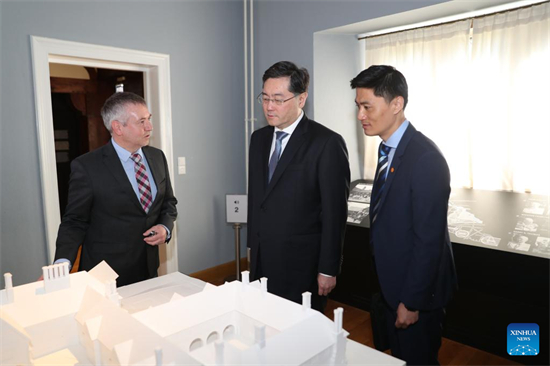 Le conseiller d'Etat et ministre chinois des Affaires étrangères Qin Gang (au centre) visite le site historique de la Conférence de Potsdam, en Allemagne, le 10 mai 2023. (Xinhua/Du Zheyu)