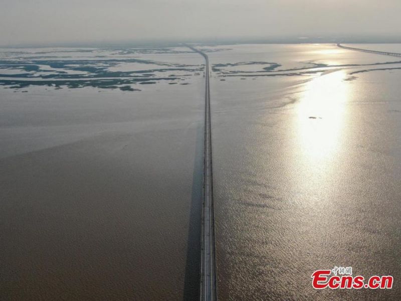 Jiangxi : la vue aérienne du pont de lac Jinxi