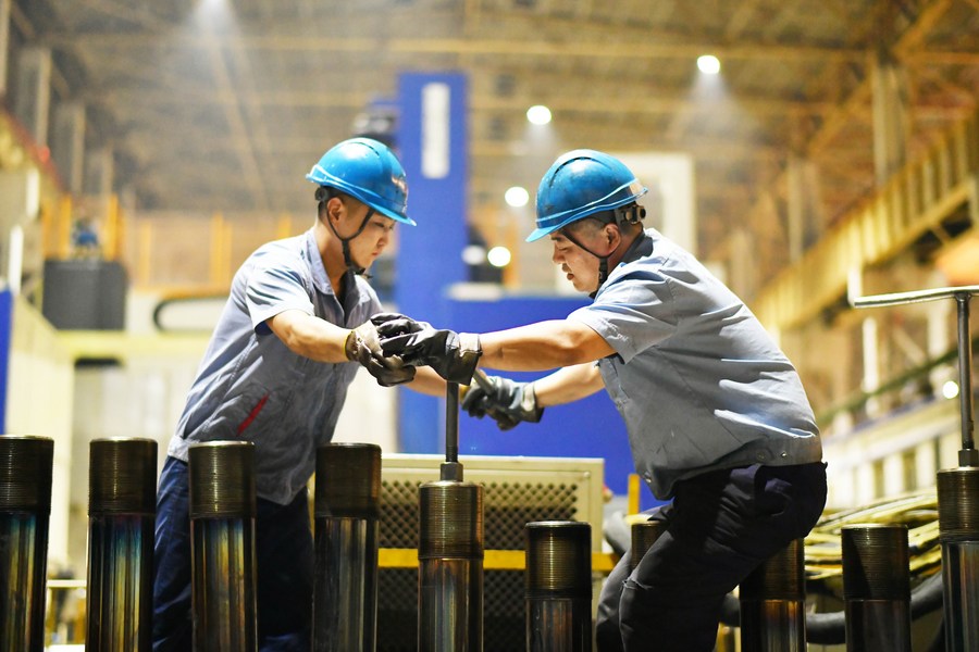 Des ouvriers effectuent des tâches de production dans l'entreprise Harbin Turbine Company Limited relevant de la Harbin Electric Corporation, à Harbin, capitale de la province chinoise du Heilongjiang (nord-est), le 10 avril 2023. (Photo : Wang Jianwei)