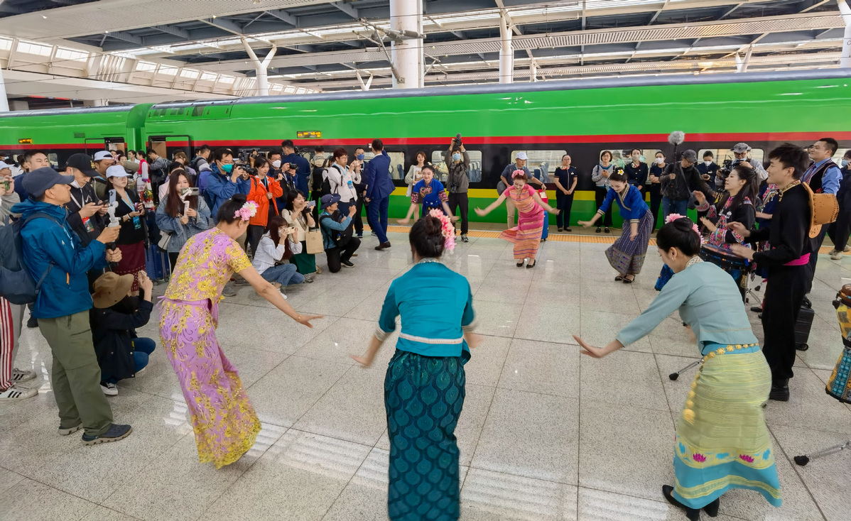 Des artistes dansent lors d'une cérémonie de lancement du premier train de voyageurs de Kunming à Vientiane, la capitale du Laos, à la gare de Kunming Sud à Kunming, capitale de la province du Yunnan (sud-ouest de la Chine), le 13 avril 2023. (Photo / Xinhua)