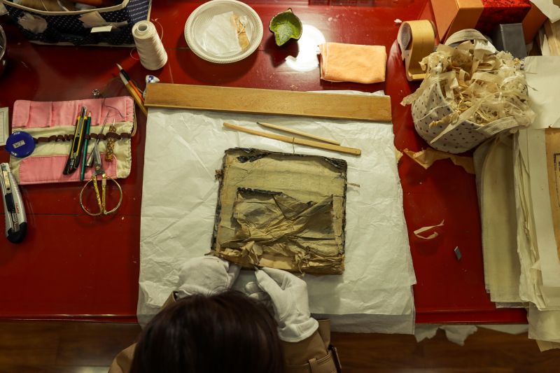 Liaoning : comment une restauratrice donne une nouvelle vie à des livres anciens endommagés