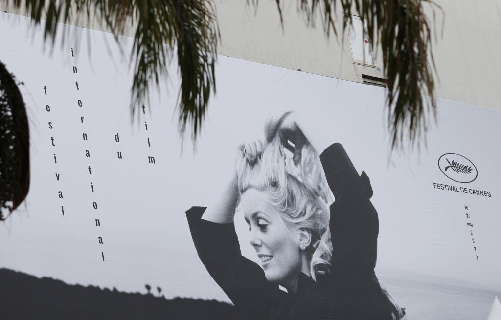 Une grande affiche de la 76e édition du Festival de Cannes est posée sur la façade du Palais des Festivals à Cannes, dans le sud-est de la France, le 15 mai 2023. Cette année, le festival se déroule du 16 au 27 mai. (Xinhua/Gao Jing)