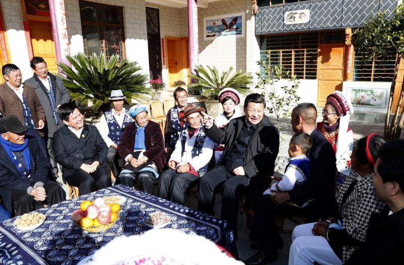 Xi Jinping s'entretient avec des villageois du village de Gusheng à Wanqiao, dans la municipalité de Dali dans la préfecture autonome Bai de Dali de la province du Yunnan (sud-ouest de la Chine), le 20 janvier 2015. (Ju Peng / Xinhua)