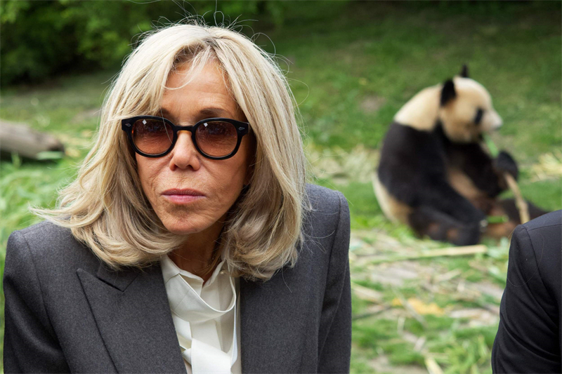 Brigitte Macron rend visite à son « filleul » panda géant avant son départ pour la Chine