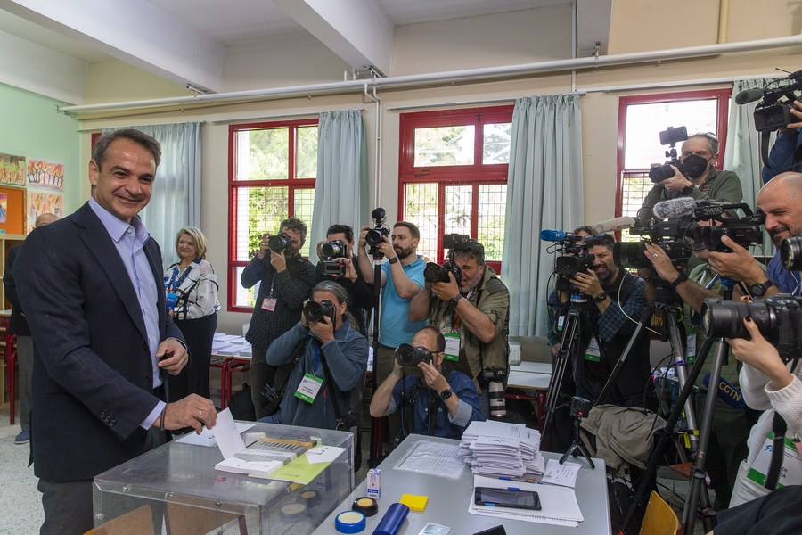 Le Premier ministre grec Kyriakos Mitsotakis vote à Athènes, en Grèce, le 21 mai 2023. (Xinhua/Marios Lolos)