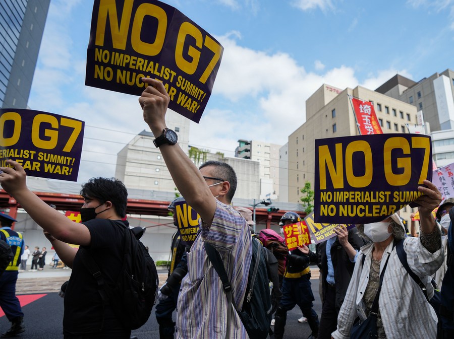 2023年5月20日、広島でのG7サミットに対する抗議活動に集まる人々。（新華社／張暁宇）