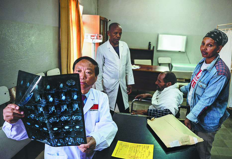 Le docteur Zhu Zhenjun (à gauche), chef de la 16e équipe médicale chinoise en Érythrée, vérifie les radiographies d'un patient à l'hôpital Halibet, le 9 mai. (Wang Guansen / Xinhua)