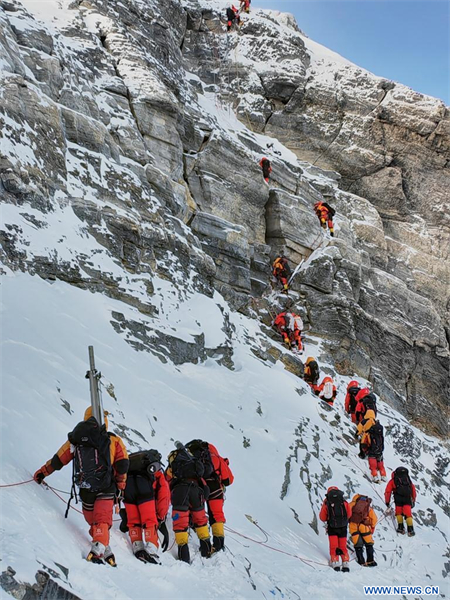Une expédition chinoise atteint le plus haut sommet du monde pour mener des recherches scientifiques