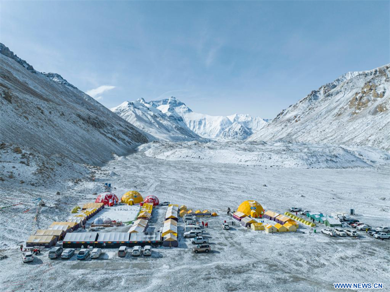 Une expédition chinoise atteint le plus haut sommet du monde pour mener des recherches scientifiques