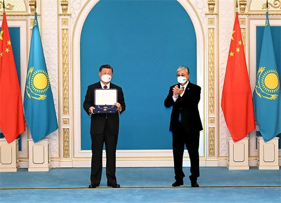 Dans l'après-midi du 14 septembre 2022, heure locale, le président Xi Jinping a reçu la médaille de l'ordre de « L'aigle d'Or » des mains du président kazakh Kassym-Jomart Tokaïev au Palais présidentiel de Noursultan. (Rao Aimin / Xinhua)