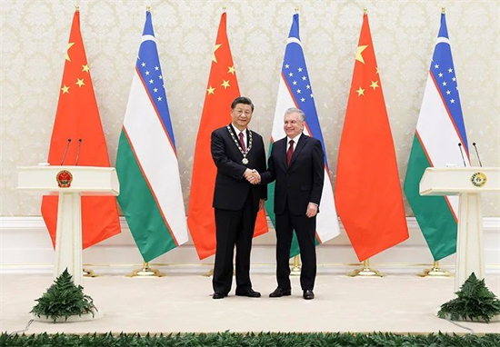 Le 15 septembre 2022, heure locale, le président Xi Jinping a reçu la médaille de « La Plus Haute Amitié » des mains du président ouzbek Shavkat Mirziyoyev au Centre international de conférences de Samarcande. (Ding Haitao / Xinhua)