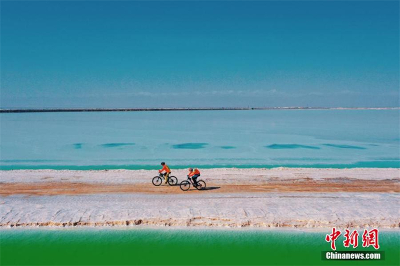 Qinghai : des cyclistes s'affrontent le long des paysages spectaculaires du lac Émeraude