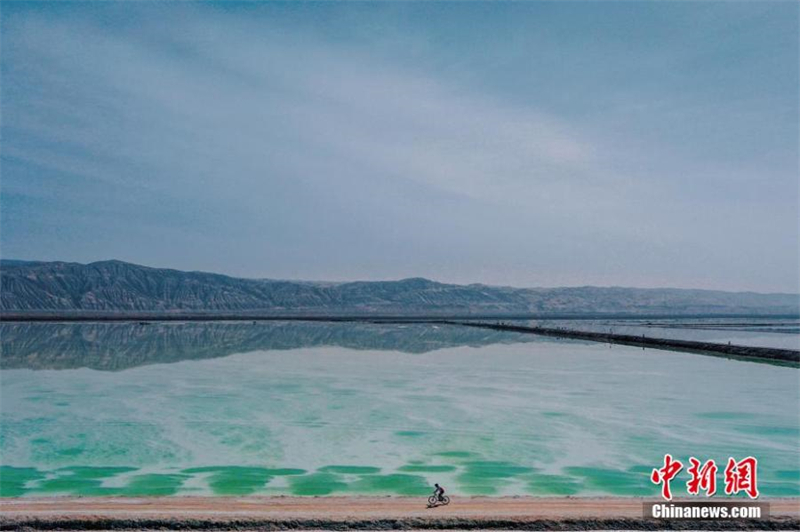 Qinghai : des cyclistes s'affrontent le long des paysages spectaculaires du lac Émeraude