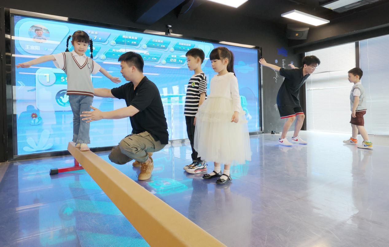 Le 20 avril 2023, des enfants ont fait un test intelligent de l’habilité physique à la communauté d’avenir Yuping, qui se trouve dans le quartier Wuyang du comté de Deqing, à Huzhou, dans la province du Zhejiang (est de la Chine). (Xie Shangguo/Pic.people.com.cn)
