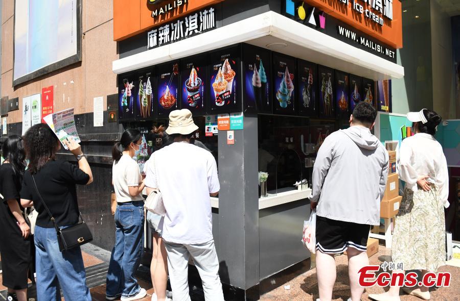 Chongqing : glaces au piment attirent les clients