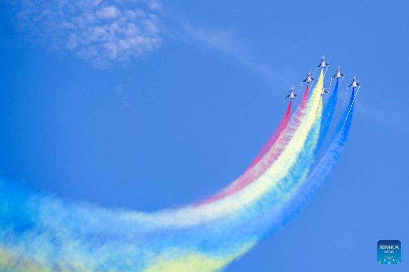 L'équipe de voltige de l'armée de l'air chinoise se produit à la 16e Exposition maritime et aérospatiale internationale de Langkawi, en Malaisie