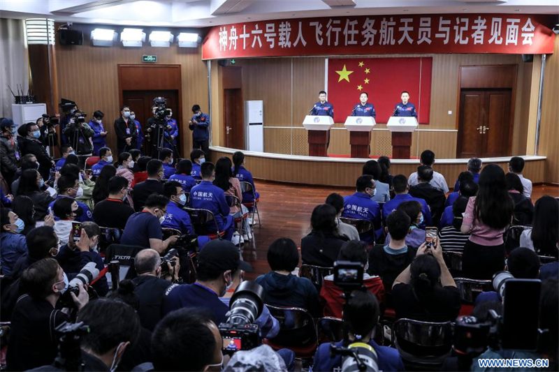 Les astronautes de la mission chinoise Shenzhou-16 rencontrent la presse