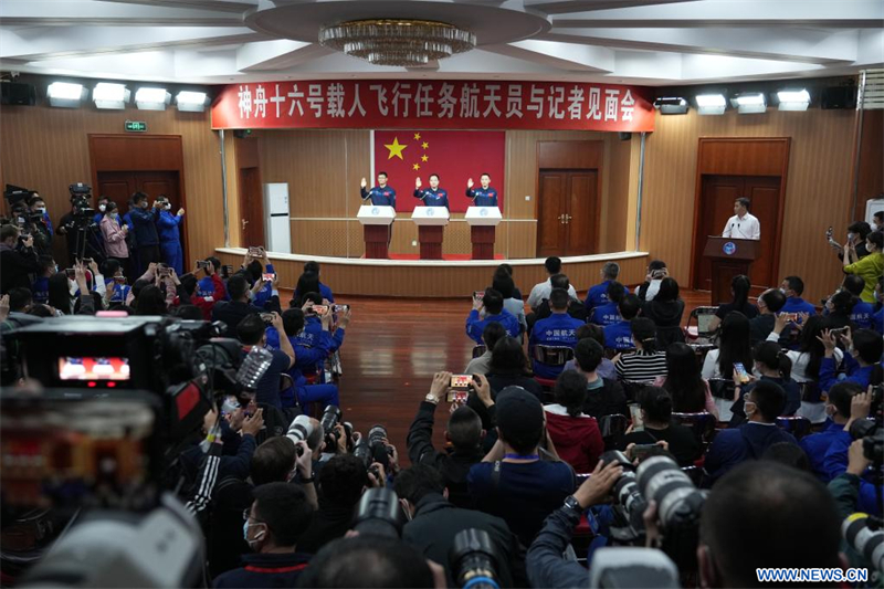 Les astronautes de la mission chinoise Shenzhou-16 rencontrent la presse