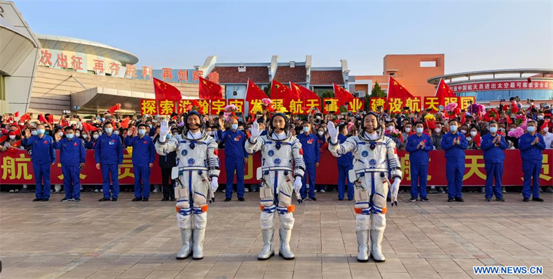 Cérémonie d'au revoir pour les astronautes chinois de la mission Shenzhou-16