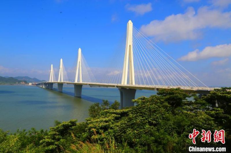 Guangdong : le pont interurbain de Jinhai entre Zhuhai et l'aéroport de Zhuhai en construction