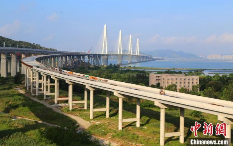 Guangdong : le pont interurbain de Jinhai entre Zhuhai et l'aéroport de Zhuhai en construction