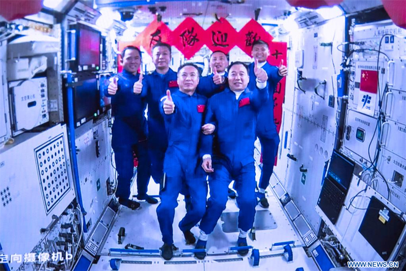 Les astronautes de Shenzhou-16 pénètrent dans le module central de la station spatiale