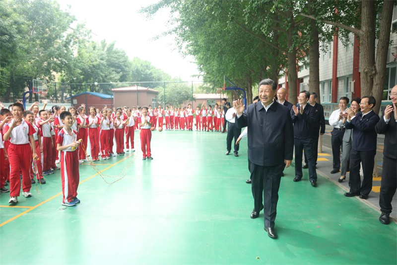 Xi Jinping visite une école à Beijing à l'occasion de la Journée internationale de l'enfance