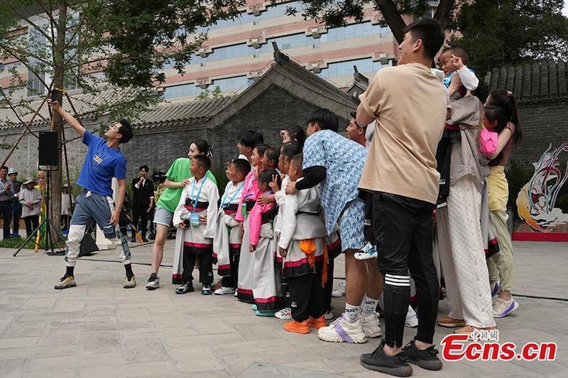 Des enfants tibétains célèbrent la Journée des enfants à Beijing