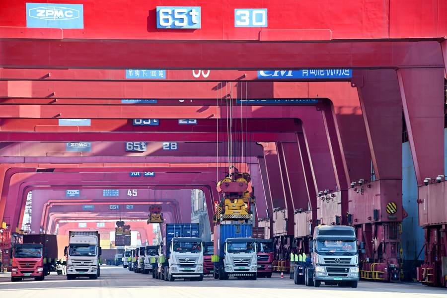 Des camions transportent des conteneurs au Terminal à conteneurs de Qianwan, au port de Qingdao, dans la province chinoise du Shandong (est), le 27 janvier 2023. (Photo : Li Ziheng)