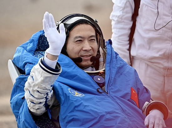 L'astronaute Fei Junlong sort de la capsule de retour du vaisseau spatial habité Shenzhou-15, sur le site d'atterrissage Dongfeng, dans la région autonome de Mongolie intérieure, dans le nord de la Chine, le 4 juin 2023. (Photo : He Shuchen)