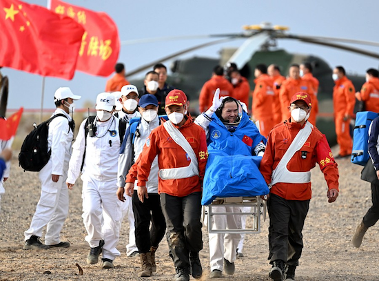 L'astronaute Zhang Lu sort de la capsule de retour du vaisseau spatial habité Shenzhou-15, sur le site d'atterrissage Dongfeng, dans la région autonome de Mongolie intérieure, dans le nord de la Chine, le 4 juin 2023. (Photo : Lian Zhen)