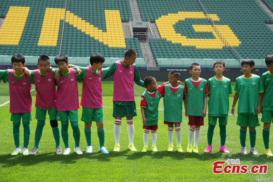 Des enfants tibétains jouent au football avec des enfants de Beijing dans le nouveau Stade des travailleurs à Beijing, le 1er juin 2023. (Cui Nan / China News Service)
